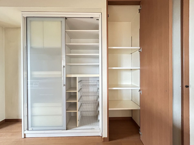 【収納】 | エバーライフ新栄町駅前参番館 | キッチン背面にカップボード完備！食器や家電もスッキリ収納。