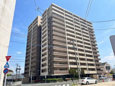 【外観】 | エバーライフ新栄町駅前参番館 | 存在感を放つ総タイル貼りの外観。経年美を感じる上質な住まい