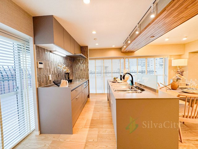 ニュー常磐松マンションのキッチン|ゆったりと調理ができる位のスペースを実現したキッチン。使い勝手の良い設備のキッチンで効率よくお料理ができます。家族の健康はこのキッチンから♪