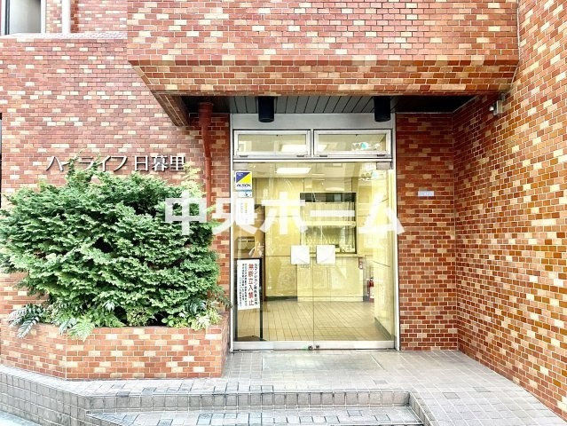 ハイライフ日暮里のエントランス|【エントランス】マンションのエントランスは、その物件の印象を決める、顔とも言える場所です。毎日通る場所ですからきれいなのが一番です。