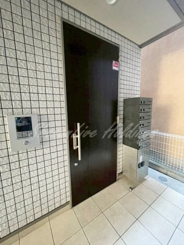 横浜市南区高根町４丁目の賃貸マンションのエントランス