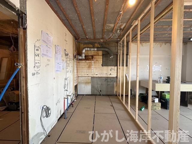 マンション茅ヶ崎のキッチン|5月2日撮影　リフォーム工事中　システムキッチン