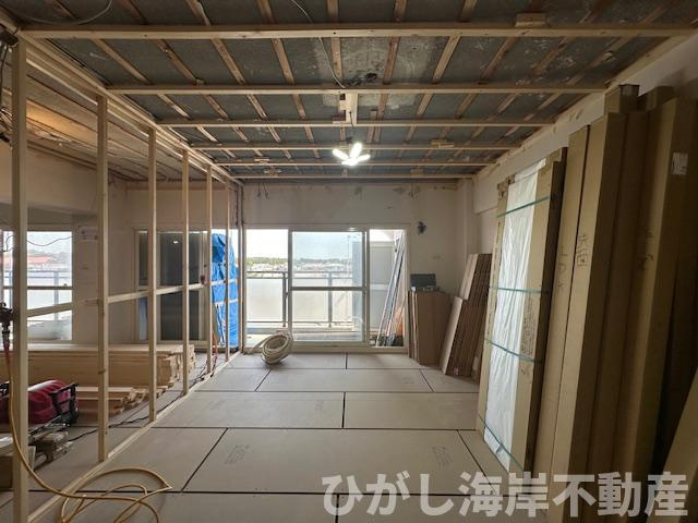 マンション茅ヶ崎の居間・リビング|5月2日撮影　リフォーム工事中　22.5帖　LDK