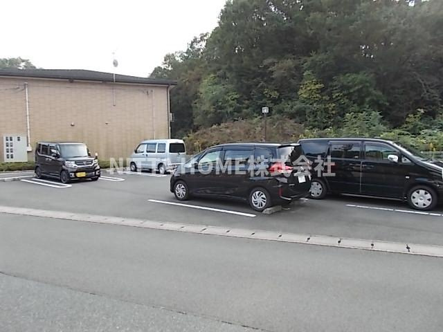 ヴェルサイユの駐車場|敷地内に駐車場も確保◎