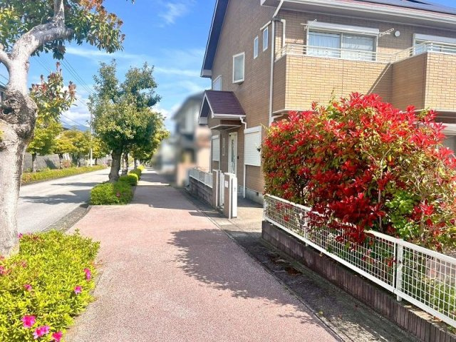 高知市潮見台1丁目　中古戸建ての前面道路含む現地写真
