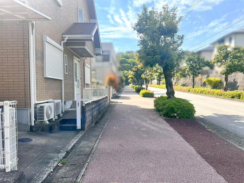 高知市潮見台1丁目　中古戸建ての前面道路含む現地写真