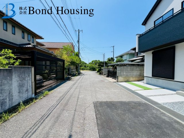 長期優良住宅認定物件　春日台8丁目　新築2区画　1号棟の前面道路含む現地写真