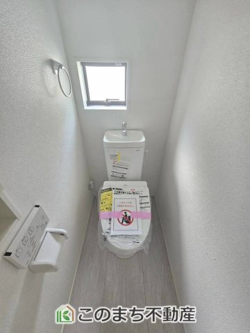 GRAFARE那須塩原市豊浦南町のトイレ|小窓から換気ができて清潔なトイレスペース☆