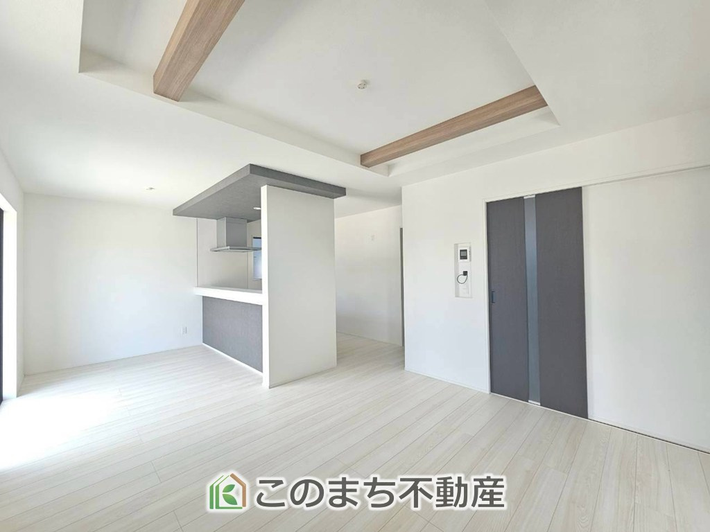 GRAFARE那須塩原市豊浦南町の居間・リビング|ナチュラルな色調で、窓を多く配置し光を取り込む明るいリビングは家族だんらんの空間です♪
お休みの日は一日中家でリラックス出来る安らぎの空間になります♪