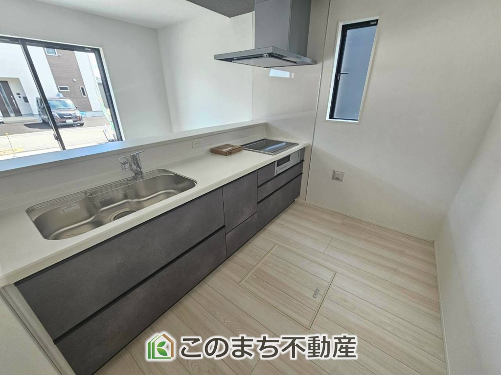 GRAFARE那須塩原市豊浦南町のキッチン|デザイン性と機能性を兼ね備えたキッチンです。リビングスペースとの一体感が生まれ、広々空間を演出してくれます。