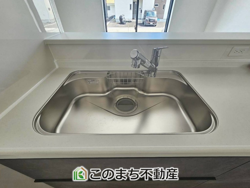 GRAFARE那須塩原市豊浦南町のキッチン|ビルトイン型浄水器を内蔵したキッチン水栓。お米を研いだり、野菜を洗ったりするときなど用途に応じてワンタッチで浄水に切り替えが可能です。カートリッジ式なので、フィルターを簡単に交換する事が出来ます。