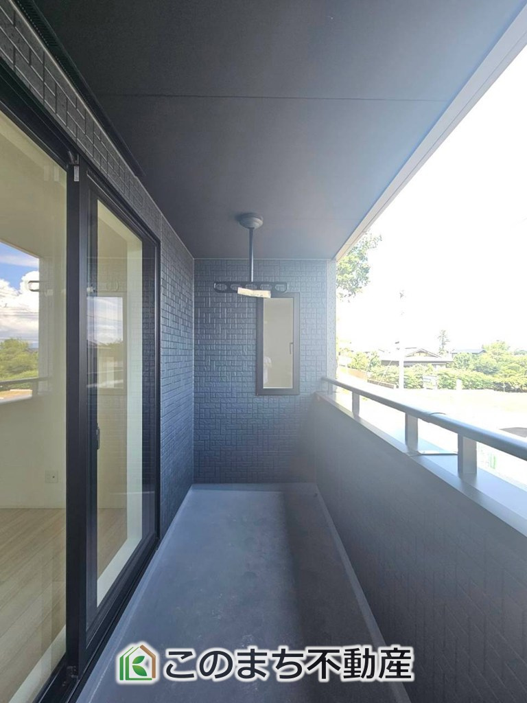 GRAFARE那須塩原市豊浦南町のバルコニー|南向きの大型バルコニーは陽当り良好で、たっぷりのお洗濯物もよく乾きます！
さらにインナーバルコニーなので雨の日でも安心してお出かけできますね♪