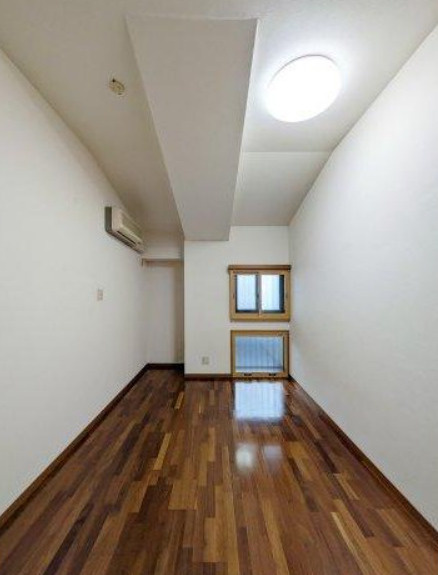 夙川グランドハイツの洋室|洋室約7.5帖　断熱・防音・結露対策の二重サッシ
