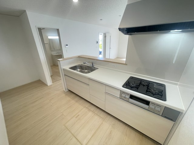 浦添市牧港　第3（全4棟）ラスト4号棟のキッチン|4号棟　使いやすいシステムキッチン♪パントリー付き♪