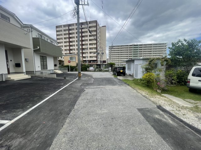 浦添市牧港　第3（全4棟）ラスト4号棟の前面道路含む現地写真|※南東側4.2m～6.1m道路♪