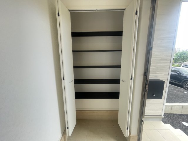 浦添市牧港　第3（全4棟）ラスト4号棟の玄関|4号棟　十分な収納付き玄関♪