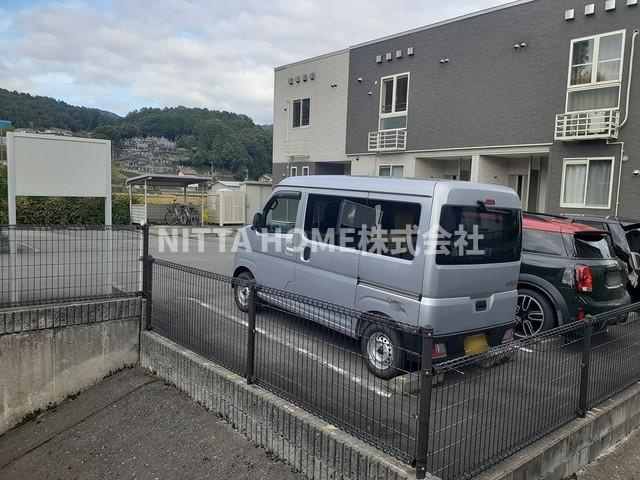 養父市八鹿町国木のアパートの駐車場