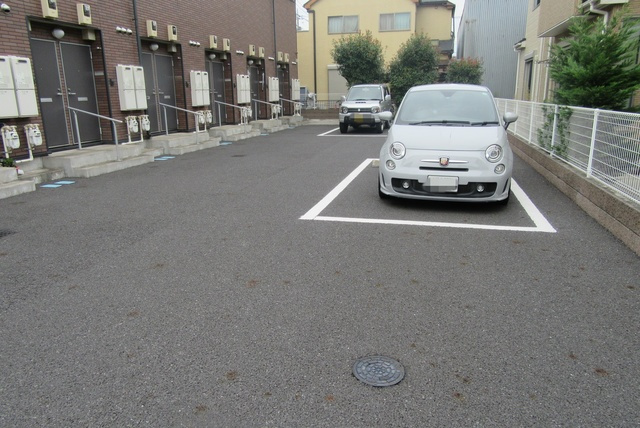 プリパゴス谷河内の駐車場|敷地内に広めの駐車場あります♪