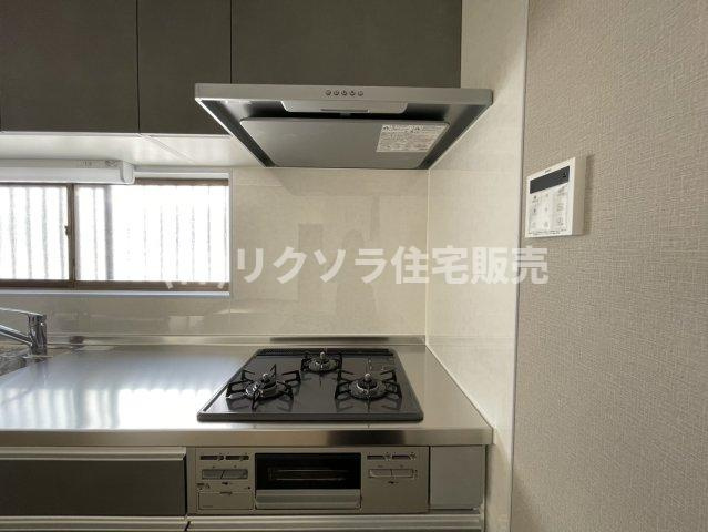 寺方錦通3丁目　中古一戸建てのキッチン|ビルトイン3口コンロ
■物件内覧・資金計画相談・住宅ローン相談、リフォーム相談、お問合せ受付中■
※当日・翌日のご内覧、ご相談はお電話でのお問合せがスムーズです！