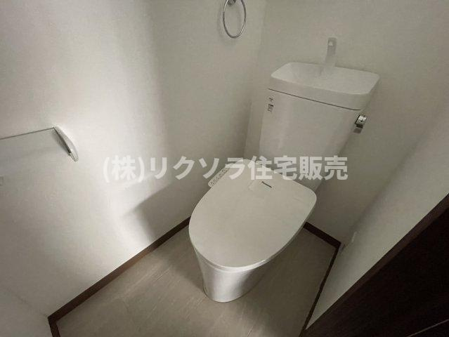 寺方錦通3丁目　中古一戸建てのトイレ|温水洗浄便座付き
■物件内覧・資金計画相談・住宅ローン相談、リフォーム相談、お問合せ受付中■
※当日・翌日のご内覧、ご相談はお電話でのお問合せがスムーズです！