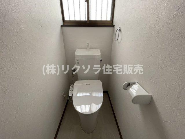 寺方錦通3丁目　中古一戸建ての設備|2階トイレ
■物件内覧・資金計画相談・住宅ローン相談、リフォーム相談、お問合せ受付中■
※当日・翌日のご内覧、ご相談はお電話でのお問合せがスムーズです！