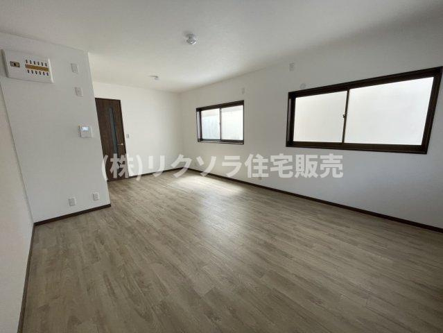 寺方錦通3丁目　中古一戸建ての居間・リビング|LDK13.0帖
■物件内覧・資金計画相談・住宅ローン相談、リフォーム相談、お問合せ受付中■
※当日・翌日のご内覧、ご相談はお電話でのお問合せがスムーズです！