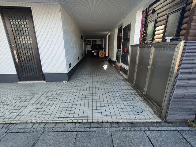 三郷市　高州1丁目　中古戸建の駐車場|駐車場があります（2023年撮影）