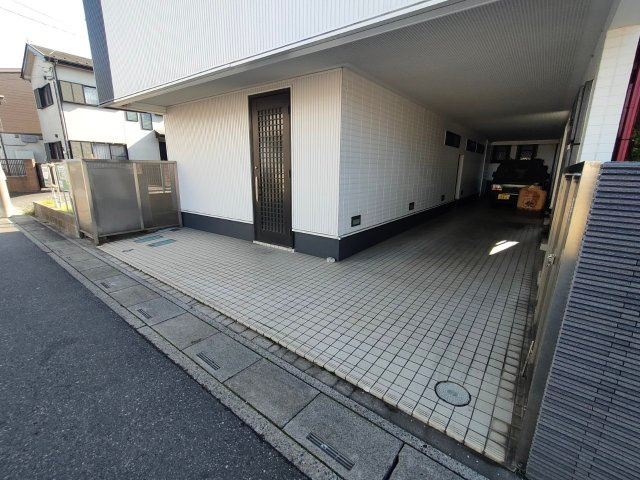 三郷市　高州1丁目　中古戸建の駐車場|駐車場に車を止められます（2023年撮影）