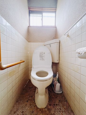 【中古戸建】深谷市上野台のトイレ|■トイレ｜白を基調としたトイレになっています。トイレには窓がついていますので常に換気をすることができ清潔を保てます。
