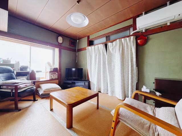 【中古戸建】深谷市上野台の居間・リビング|■和室｜フローリングでは感じることのできない圧倒的な寛ぎやすさを実感してください。周りを気にせず寝そべれば心地の良い時間を過ごせます♪