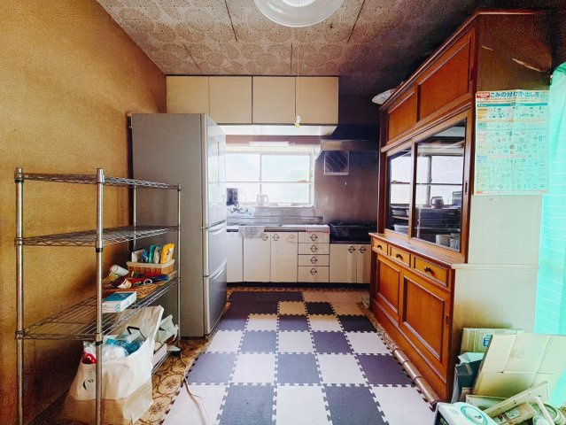 【中古戸建】深谷市上野台のキッチン|■キッチン｜ドアを開放すればキッチンからお部屋全体が見渡せる一続きの空間！和室で遊ぶお子様にも目の行き届く安心設計でお部屋のどこにいても会話が弾みます♪