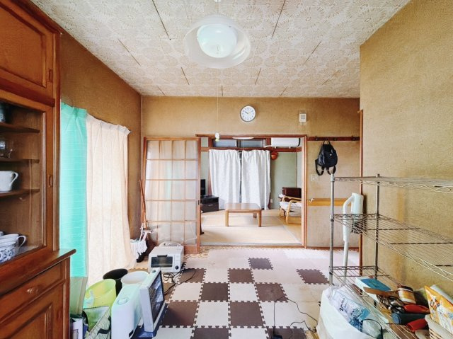 【中古戸建】深谷市上野台のキッチン|■キッチン｜キッチンの部屋が独立している為、お料理時の油の臭いや煙などが隣接するお部屋に充満しにくい造りとなっています♪