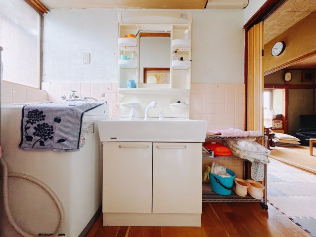 【中古戸建】深谷市上野台の独立洗面台|■洗面室｜大きな鏡で朝の身支度もラクラク♪窓があるので換気の際も楽ちんです♪