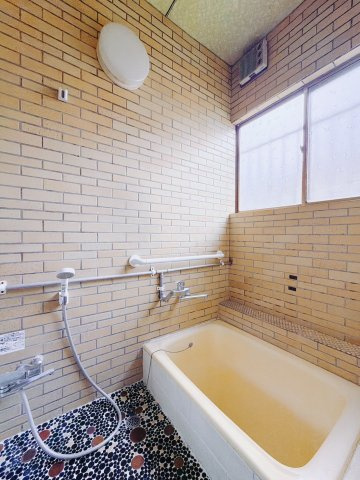 【中古戸建】深谷市上野台の浴室|■浴室｜デザイン性に優れた浴室♪1日の疲れを癒す、ゆったりとしたバスタイムをぜひお過ごしください(*＾＾*)大きな窓付きで嬉しい♪