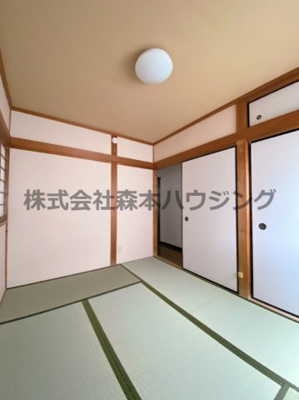 【和室】 | 　寝屋川市錦町7テラスハウス | 和室があれば、来客や子供用のスペースとして活躍します
2階