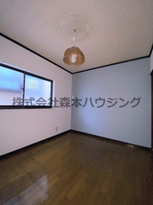 【洋室】 | 　寝屋川市錦町7テラスハウス | 落ち着いた色調の洋室です
2階