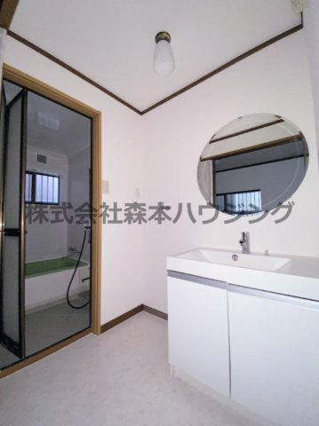 【洗面所】 | 　寝屋川市錦町7テラスハウス | 脱衣スペースもあります