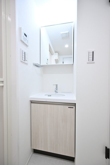 Ｔｈｅ　Ｒｅｓｉｄｅｎｃｅ　Ｎｉｈｏｎｂａｓｈｉの独立洗面台|独立洗面台、小物を置くことができて便利です