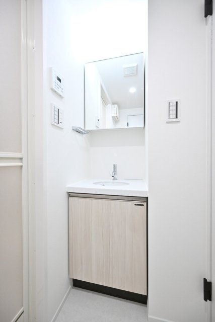 Ｔｈｅ　Ｒｅｓｉｄｅｎｃｅ　Ｎｉｈｏｎｂａｓｈｉの独立洗面台|独立洗面化粧台が付いています