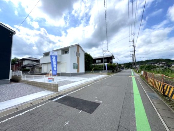新築　高崎市箕郷町西明屋　Livele Garden.S　１号棟の前面道路含む現地写真|現地写真　東側接道幅員約5.7ｍ