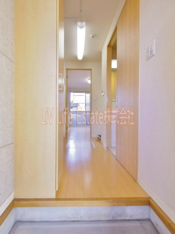 東村山市野口町１丁目のアパートの玄関