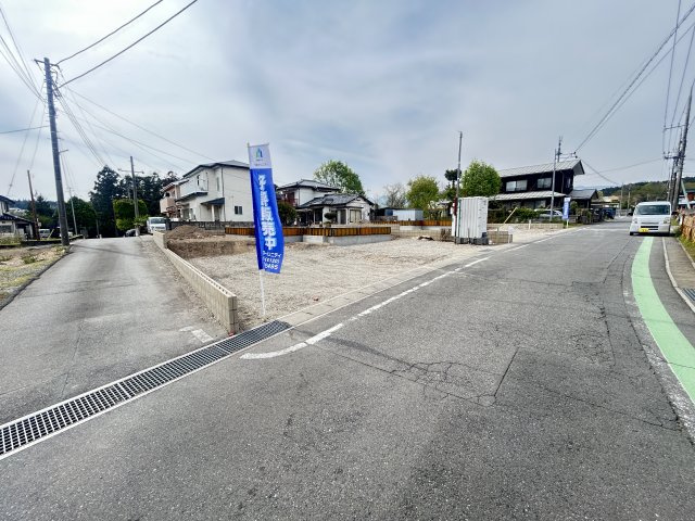 新築　高崎市箕郷町西明屋　Livele Garden.S　2号棟の前面道路含む現地写真|現地写真　東側接道幅員約5.7ｍ　南側接道幅員約3.8ｍ　
