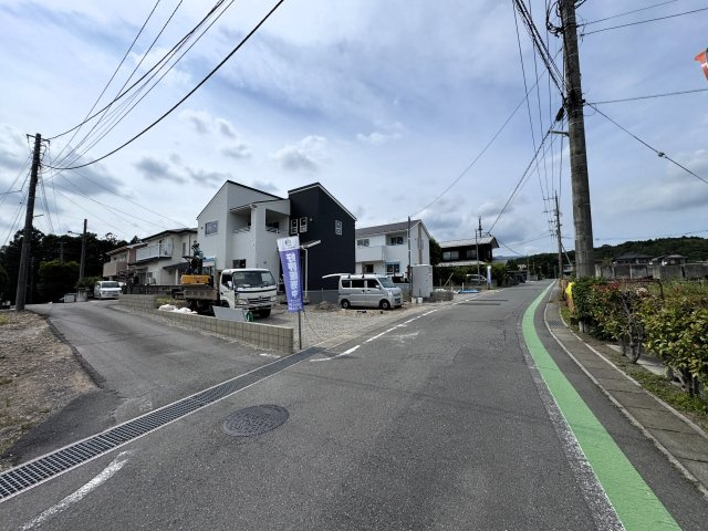 新築　高崎市箕郷町西明屋　Livele Garden.S　2号棟の前面道路含む現地写真|現地写真　東側接道幅員約5.7ｍ　南側接道幅員約3.8ｍ　