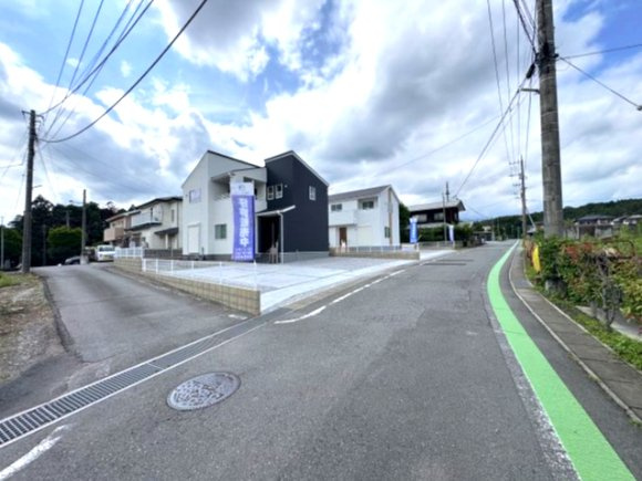 新築　高崎市箕郷町西明屋　Livele Garden.S　2号棟の前面道路含む現地写真|現地写真　東側接道幅員約5.7ｍ　南側接道幅員約3.8ｍ　