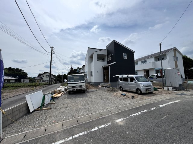 新築　高崎市箕郷町西明屋　Livele Garden.S　2号棟の駐車場|現地写真　駐車スペースは並列2台分可能です！
