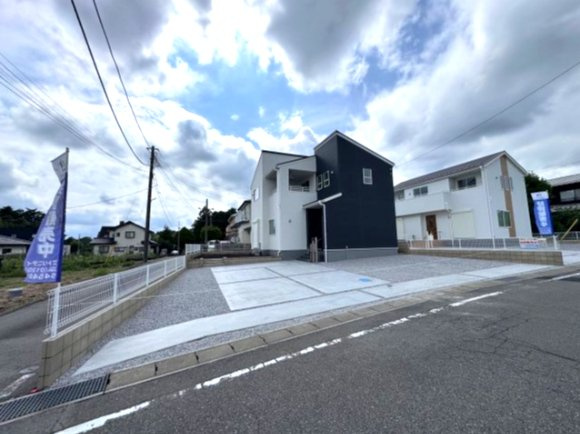 新築　高崎市箕郷町西明屋　Livele Garden.S　2号棟の駐車場|現地写真　駐車スペースは並列3台分可能です！
