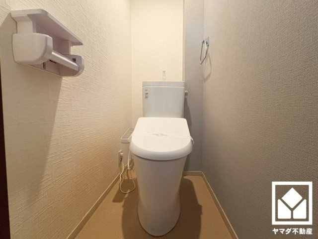 ルネ武庫川２番館のトイレ|明るく清潔感溢れるトイレです。温水洗浄便座付きで、季節を問わずいつでも温かい便座をお使いいただけます。