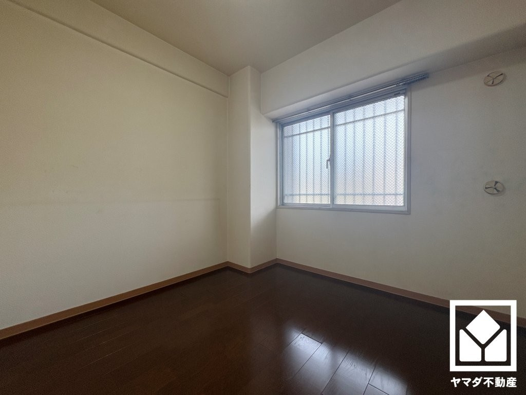 ルネ武庫川２番館の子供部屋|約4.6帖の洋室です。大きな窓からは明るい光が降り注ぎます。柔らかな光が差し込むお部屋で、快適で落ち着いた生活をお送りいただけます。