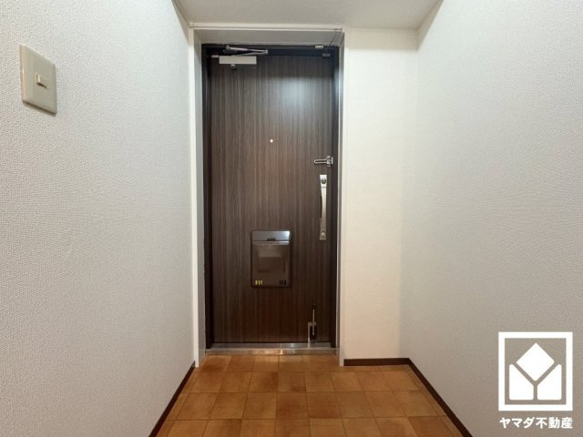 ルネ武庫川２番館の玄関|白を基調とした明るい玄関で、毎日を爽やかにスタート。清潔感あふれる空間が、訪れる人々を温かく迎えます。