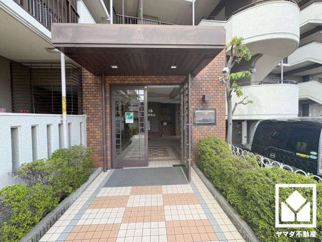 ルネ武庫川２番館のエントランス|緑に囲まれたエントランスが、都会の喧騒を忘れさせる。自然と調和する、美しい迎賓空間。